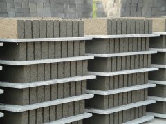 <b>河北塑料托板客户生产水泥砖现场</b>